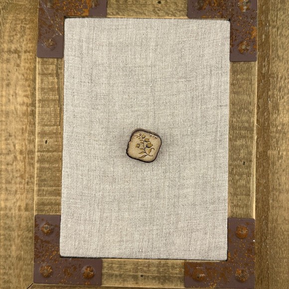 Ceramic Small Brooch Hand-Painted Bell Flowers in Gold and Black Glazed VTG Tan - Picture 2 of 8